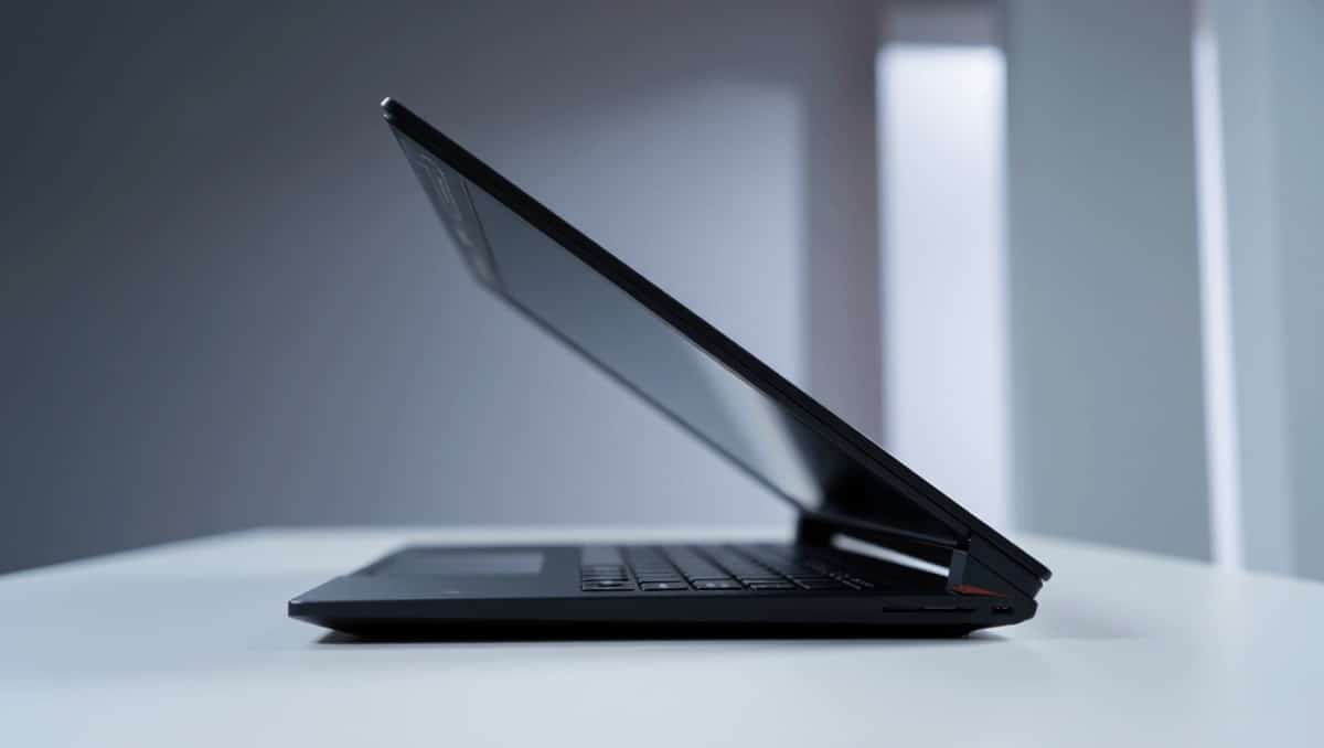 Lenovo Legion Pro Rollable sfida la fisica: il pannello OLED si srotola passando da 16 a 24 pollici | CES 2026