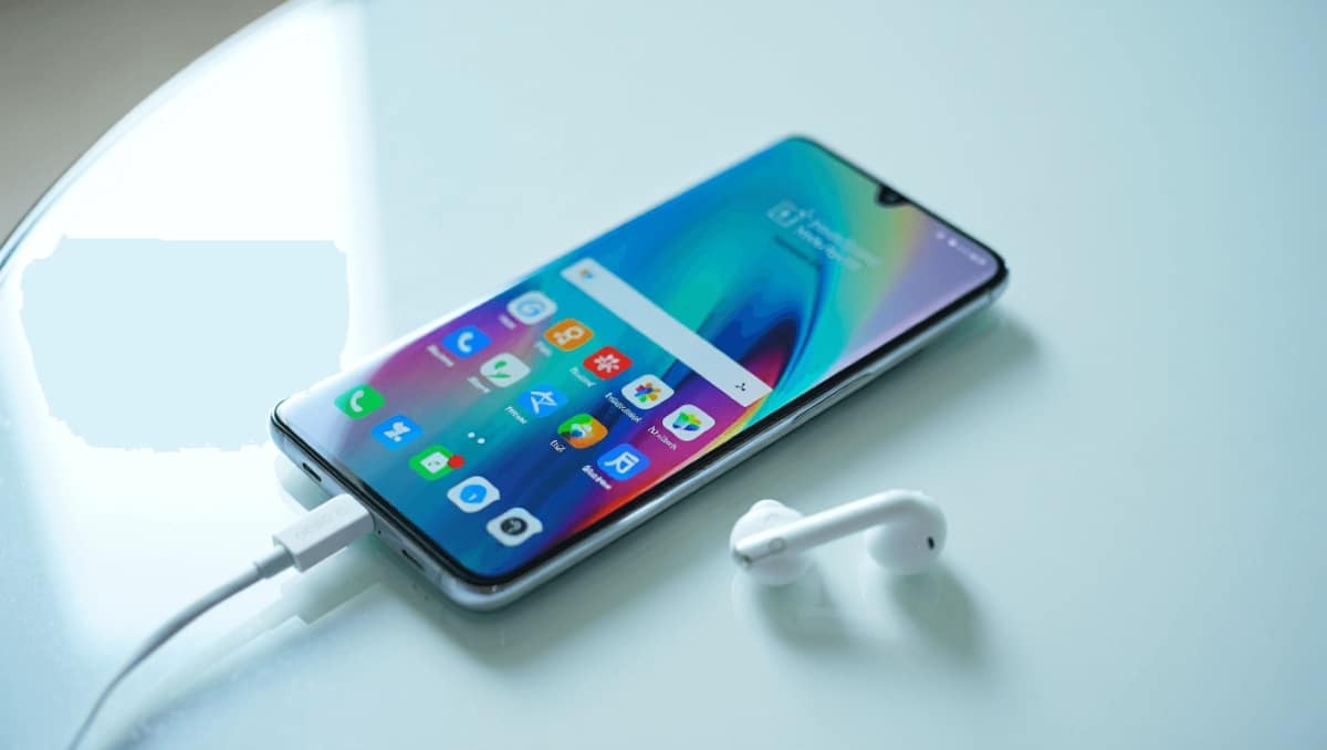 OnePlus 15R sbarca in Europa a 729 euro: caratteristiche complete, autonomia infinita, e promo lancio