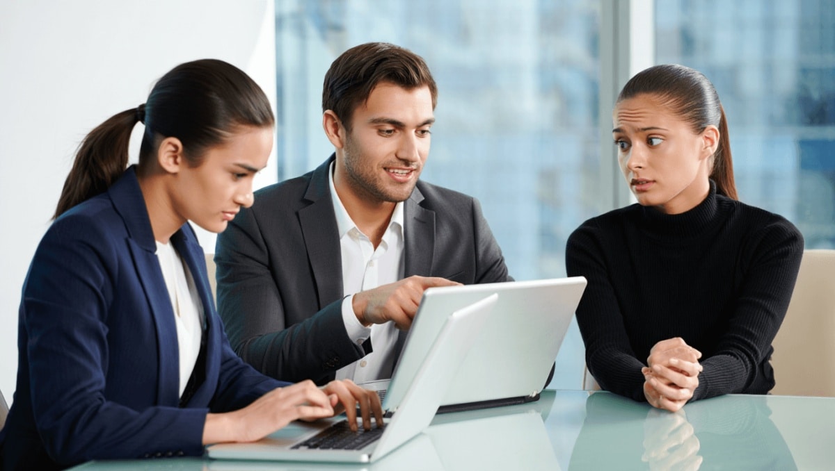 Caccia al posto di lavoro, c'è chi si è inventato un modo per ingannare l'intelligenza artificiale che filtra i curriculum