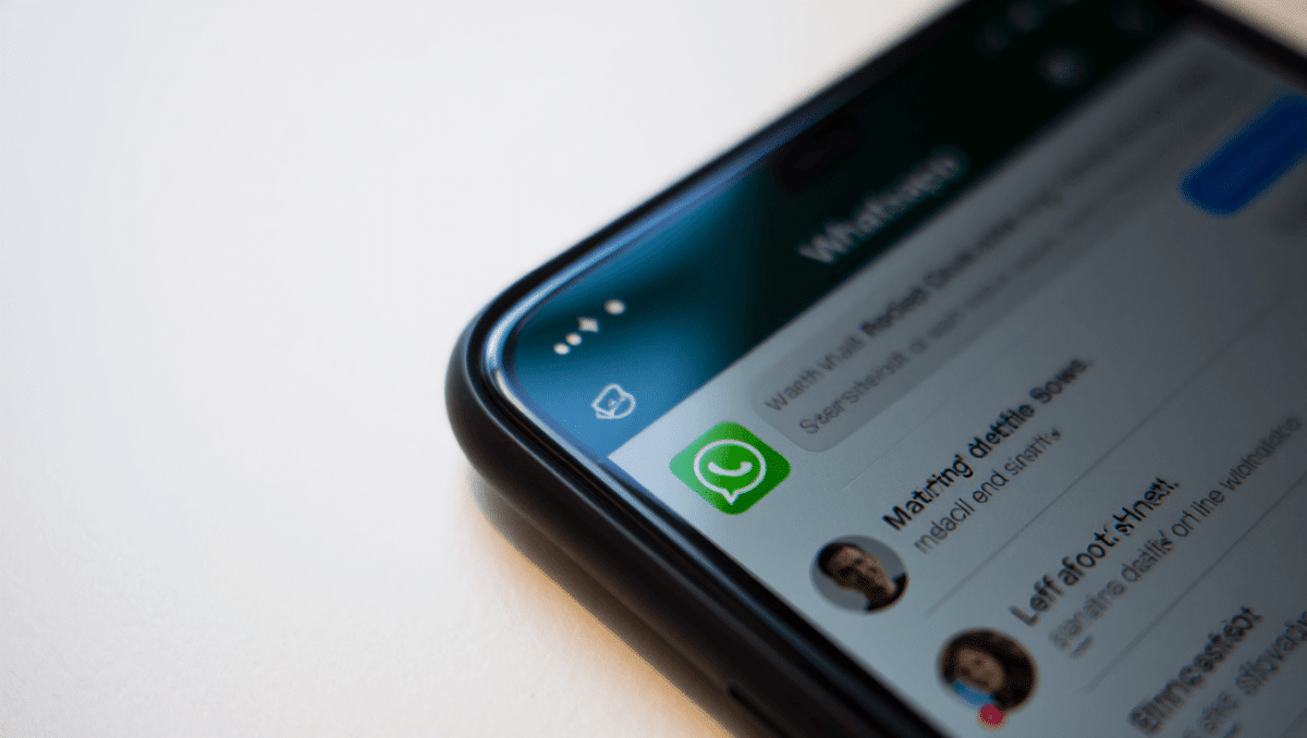 WhatsApp apre a pubblicità e abbonamenti: per chi cambia l’app di Meta