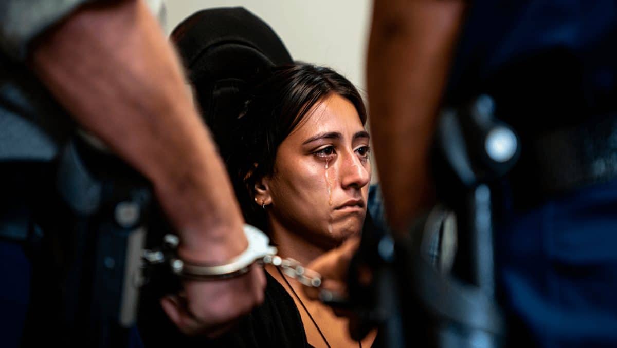 La Casa Bianca ha usato l'intelligenza artificiale per aggiungere lacrime finte alla foto di una donna in manette