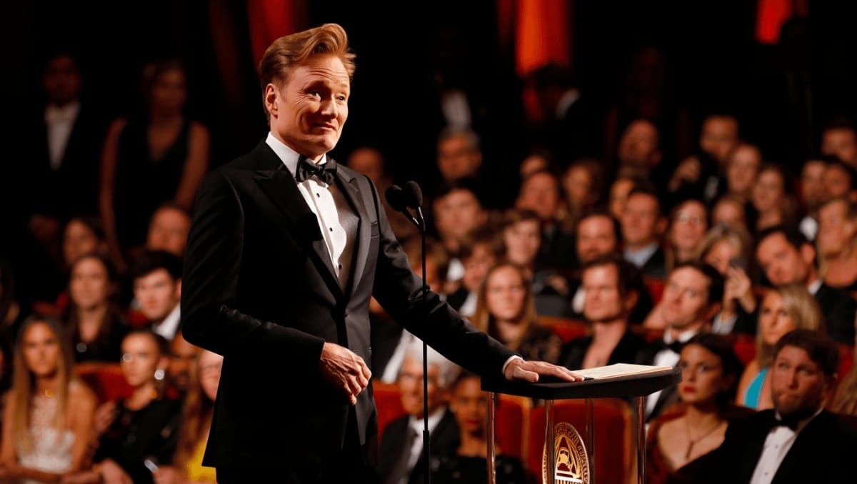 Oscar 2026, Conan O’Brien apre con battute su AI e Epstein e Hollywood
Cinema
Conan O’Brien inaugura la notte degli Oscar 2026 con un monologo ricco di ironia e riferimenti...
16 mar - 00:36