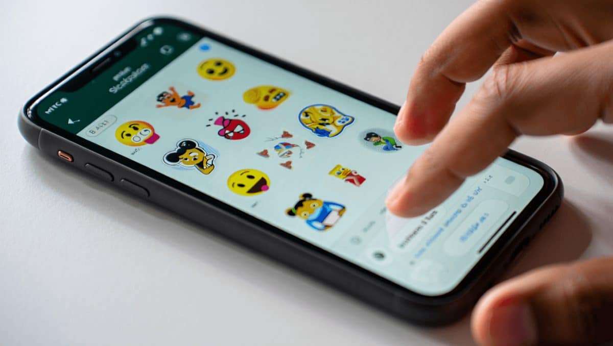 Come inserire sticker animati su WhatsApp: la scorciatoia