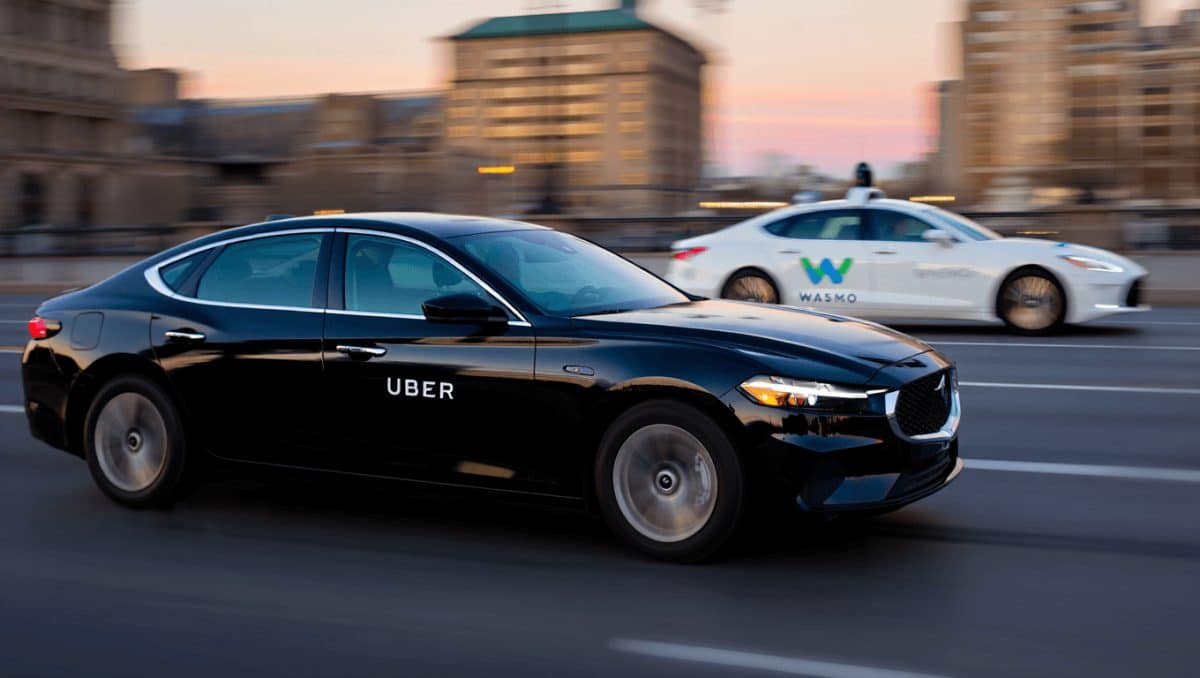 Uber, 10 miliardi di dollari per una “flotta autonoma”: robotaxi schierati nella sfida con Waymo