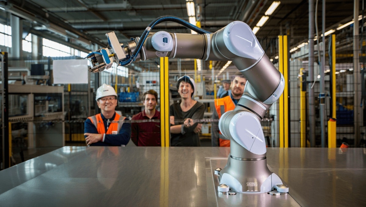 Dentro la fabbrica Siemens dove i robot imparano cosa fare nel «metaverso» (e intanto l'Ue allenta le regole sull'AI industriale)