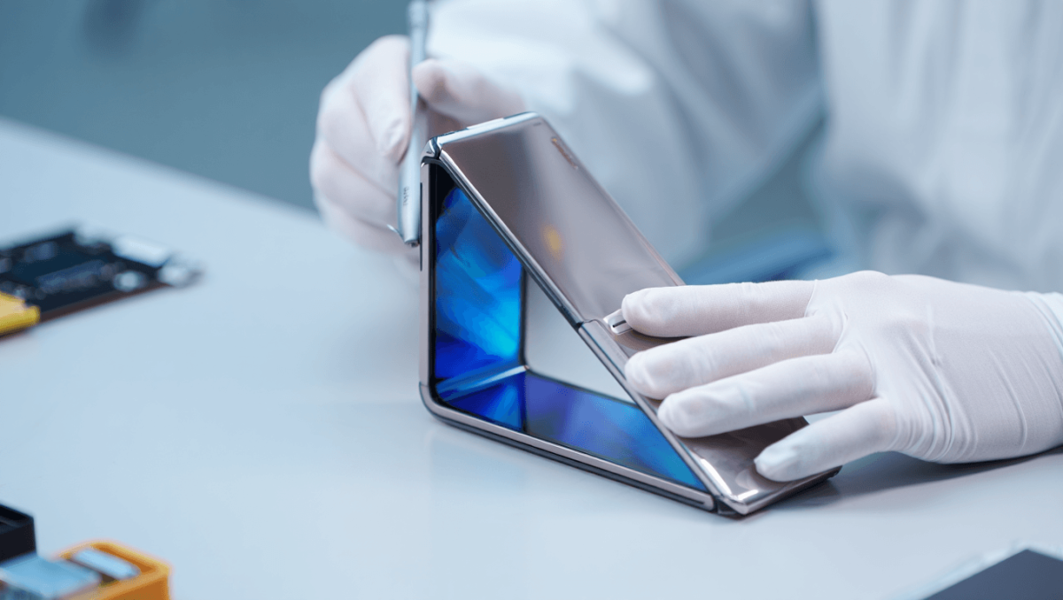 Huawei reinventa il telefono a conchiglia? Svelato il brevetto del tri-fold verticale