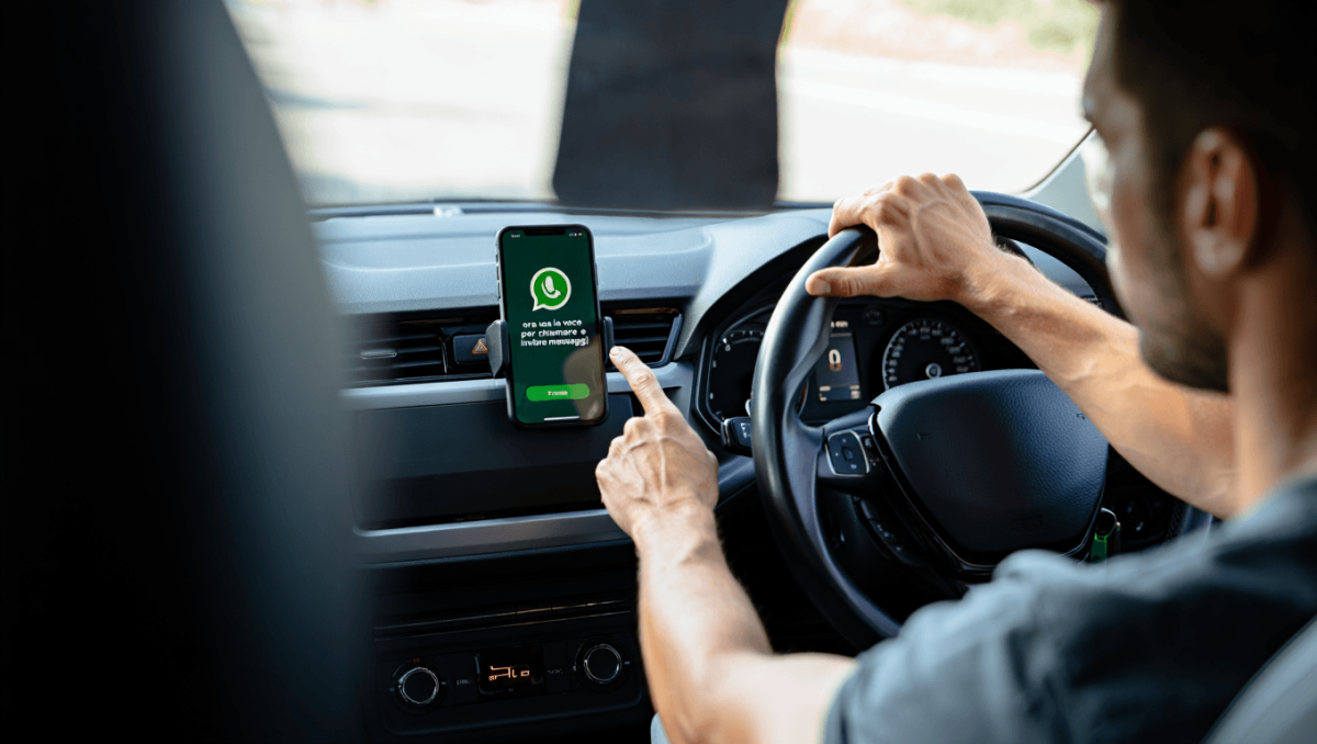 WhatsApp in auto ora si usa con la voce per chiamare e inviare messaggi