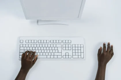 Persona al computer con simboli di automazione AI e attività autonome sullo schermo