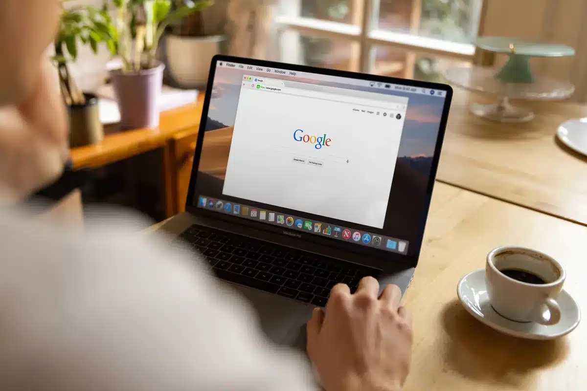 Confronto visivo tra tradizionale SEO e Generative Engine Optimization (GEO) con icone di link e risposte testuali