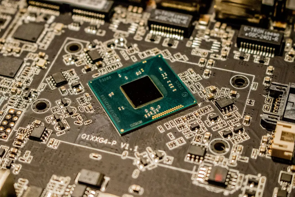 Rappresentazione di un moderno processore per smartphone con architettura a nanometri ridotti
