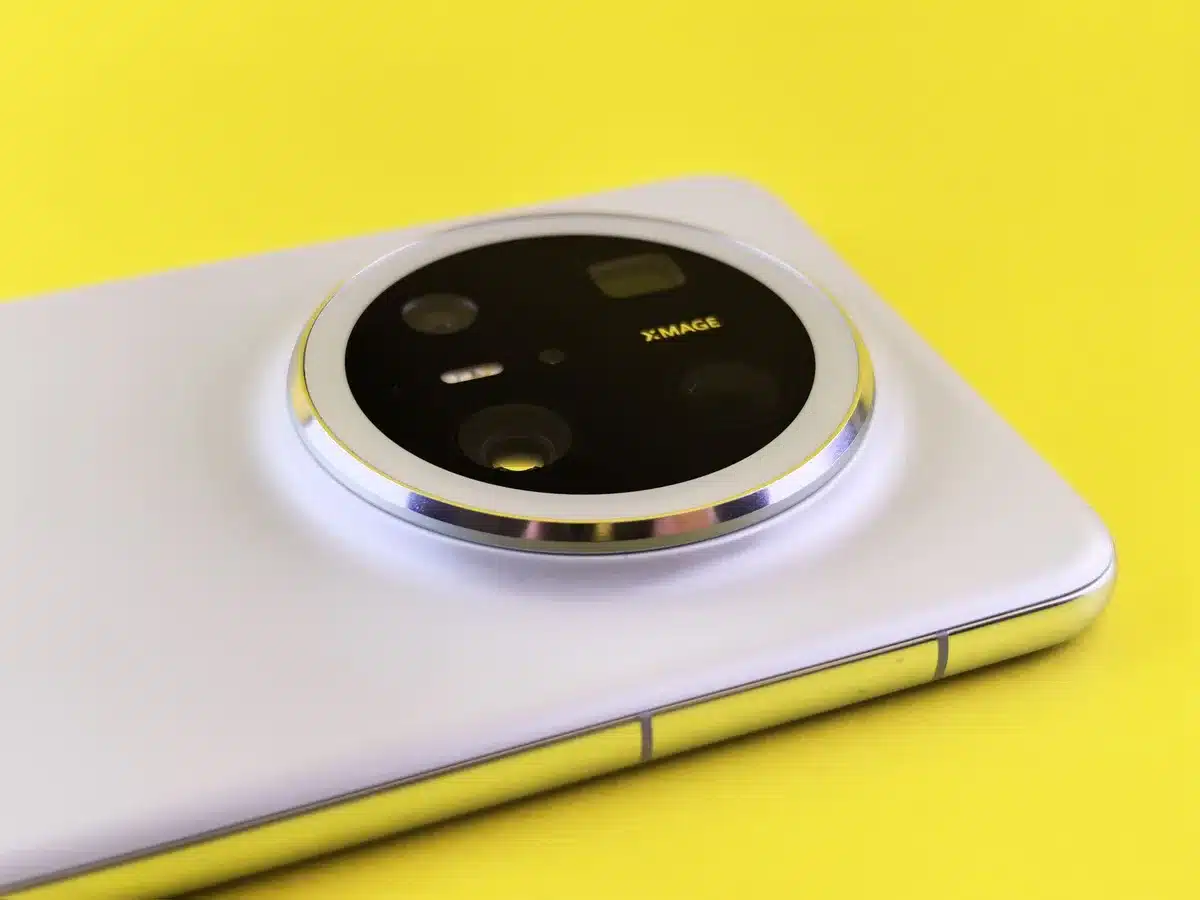 Dettaglio del comparto fotografico posteriore di uno smartphone con doppia fotocamera
