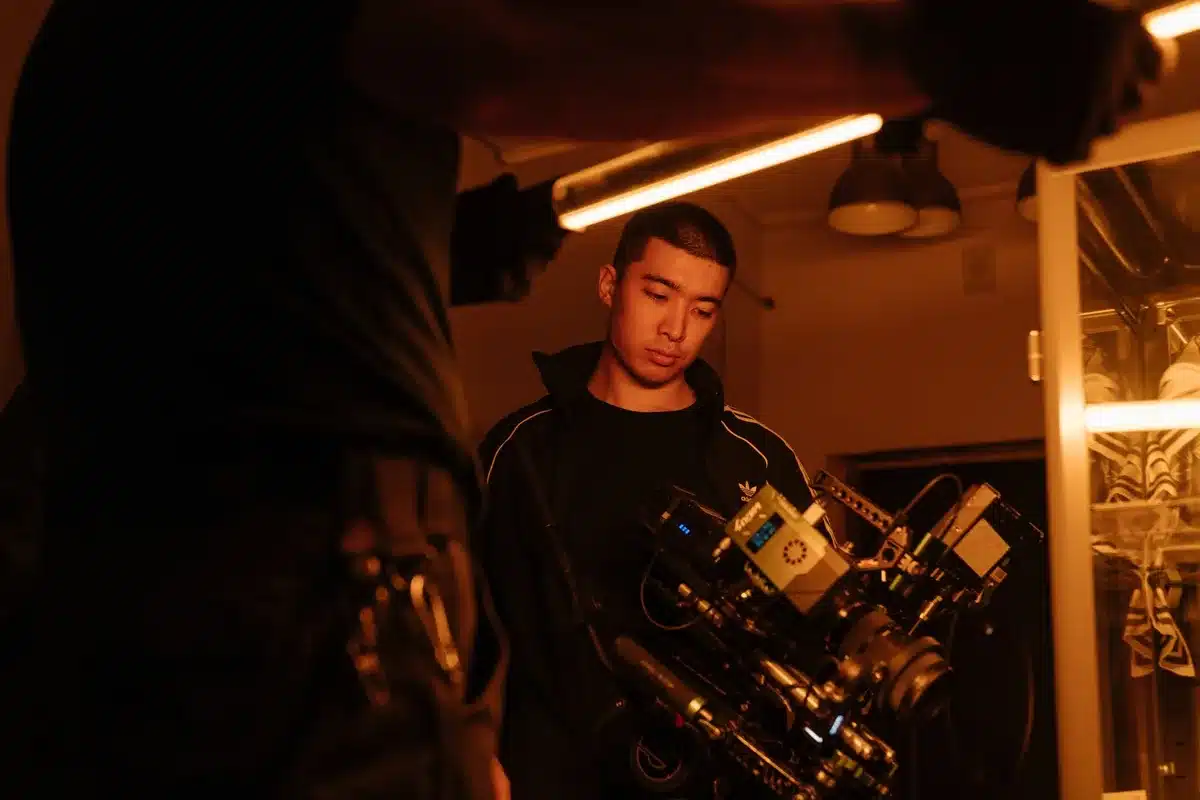 Un set cinematografico con telecamera, illuminazione professionale e attrezzature tecniche per riprese d'azione.