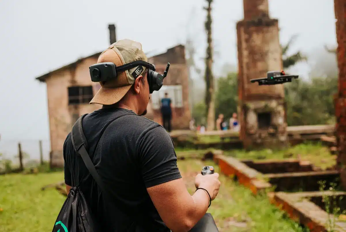 Drone FPV in volo per ricognizione in ambiente tattico