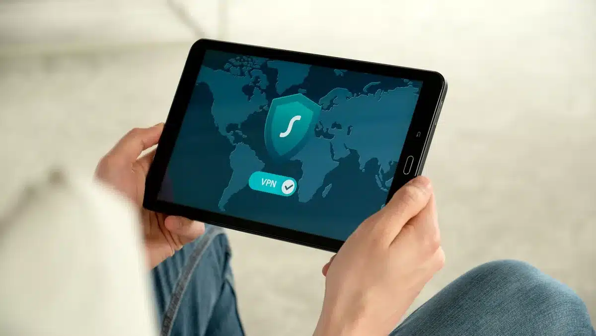 Simbolo di privacy e protezione dati in ambiente digitale con lucchetto e schermo