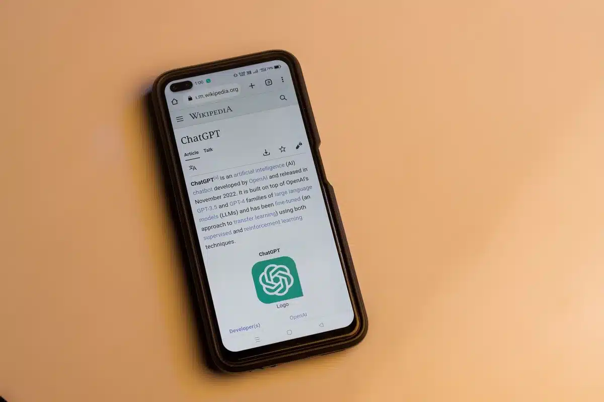 Una mano interagisce con un'interfaccia di chat su smartphone con un assistente conversazionale
