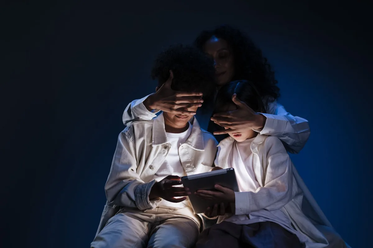 Genitore che monitora l'attività online di un adolescente su tablet o smartphone