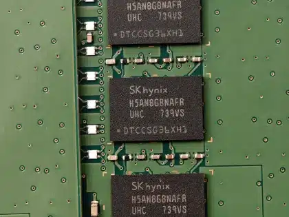 Postazione di lavoro con schemi di design di chip e componenti elettronici illuminati da interfaccia AI