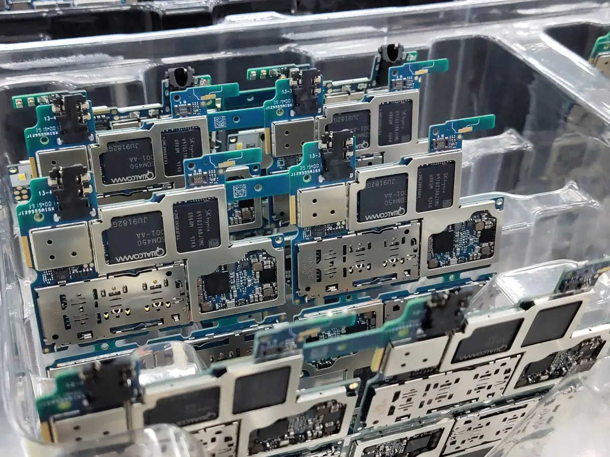 Componenti interni di uno smartphone stratificati per ottimizzare lo spazio interno del display
