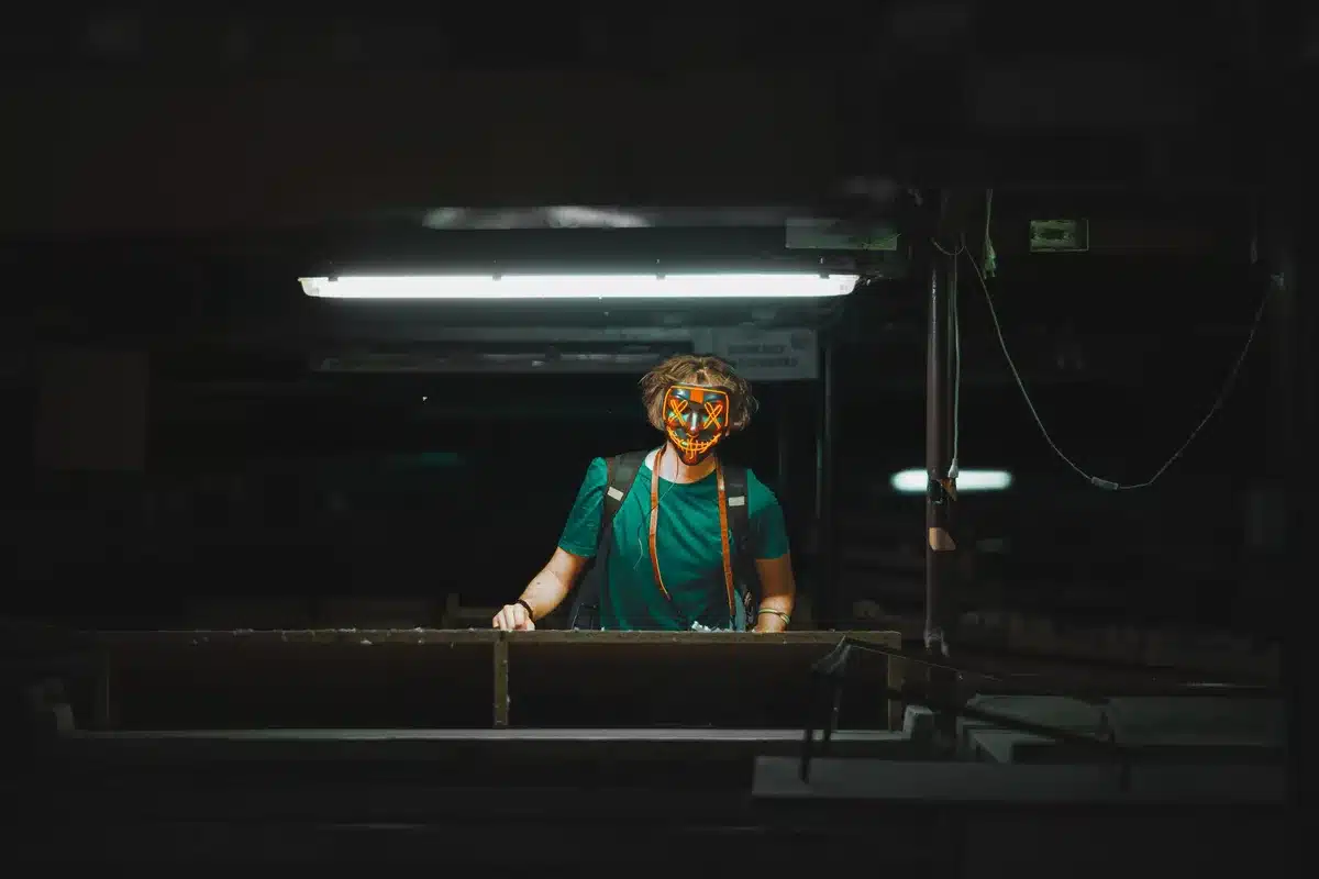 Atmosfera notturna con luci al neon e montaggio serrato tipico del cinema horror moderno
