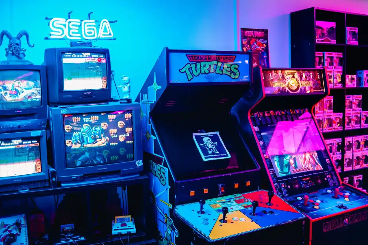 Collage di contenuti su videogiochi, tecnologia e cultura pop