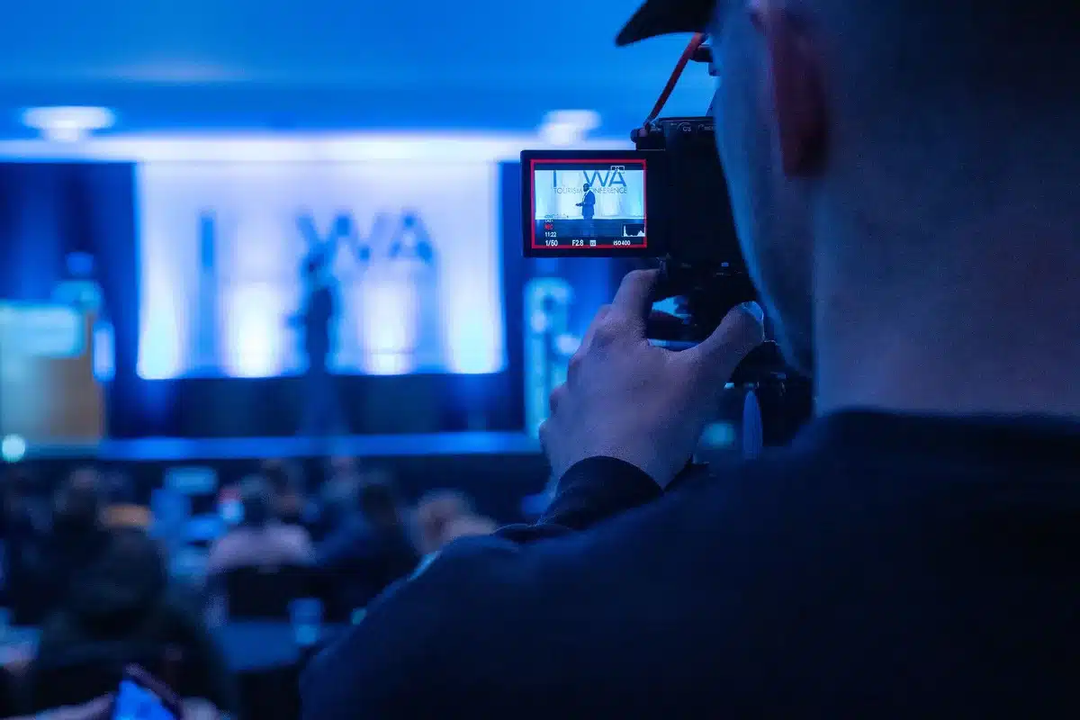 Presentazione online di uno smartphone con trasmissione in diretta sui canali ufficiali