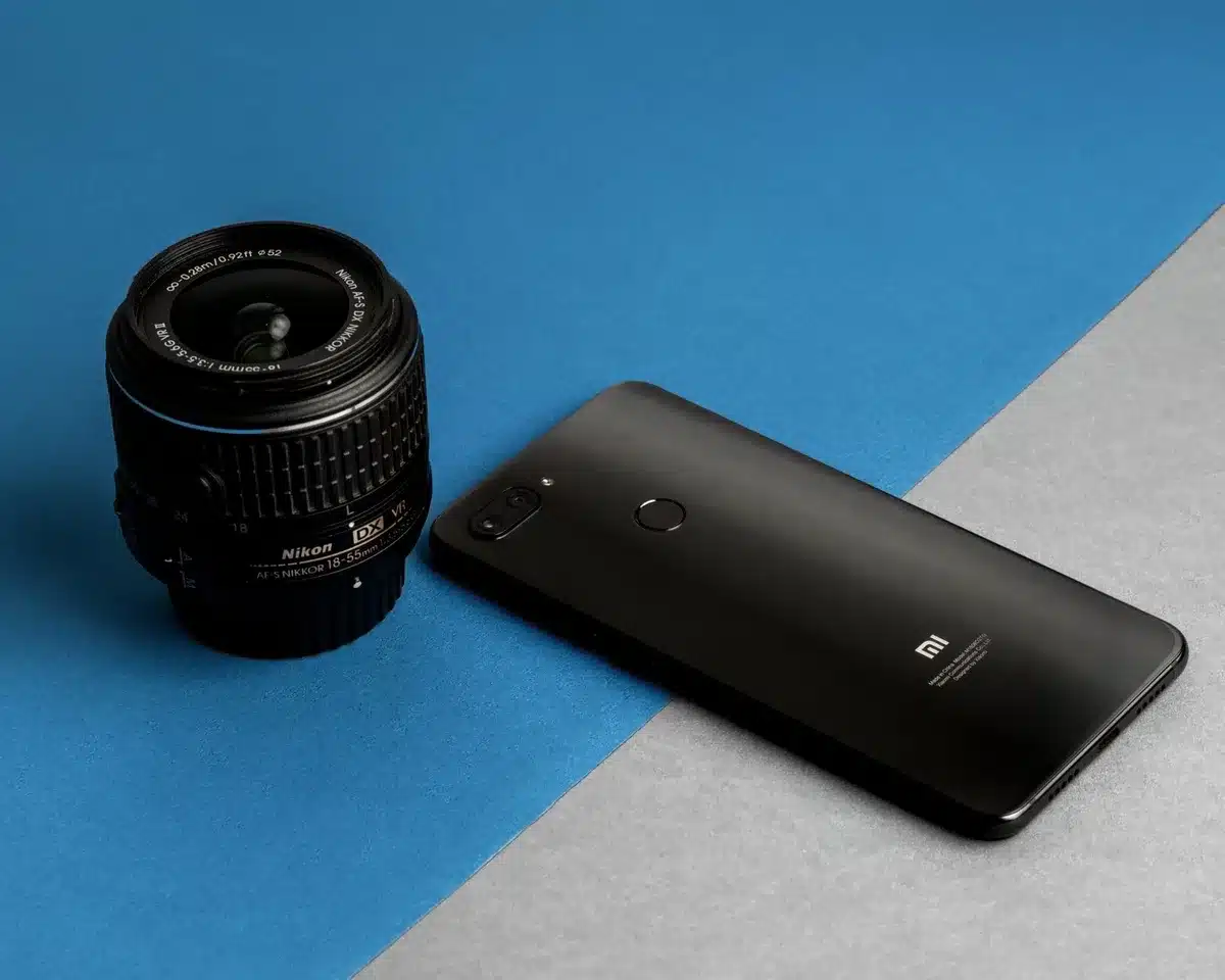 Smartphone modulare con pannello posteriore blu cobalto e design riparabile