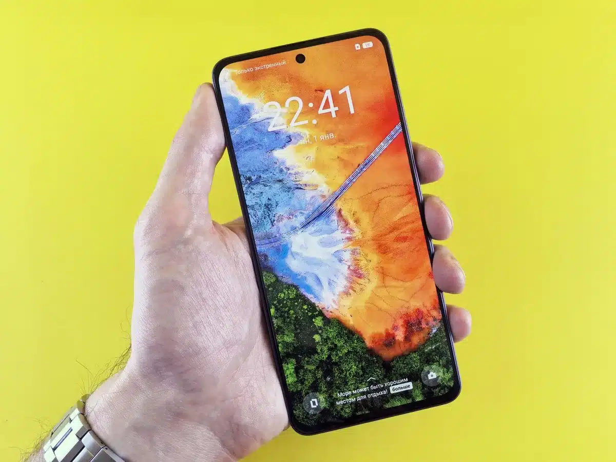 Display LTPO OLED moderno di uno smartphone con colori vivaci