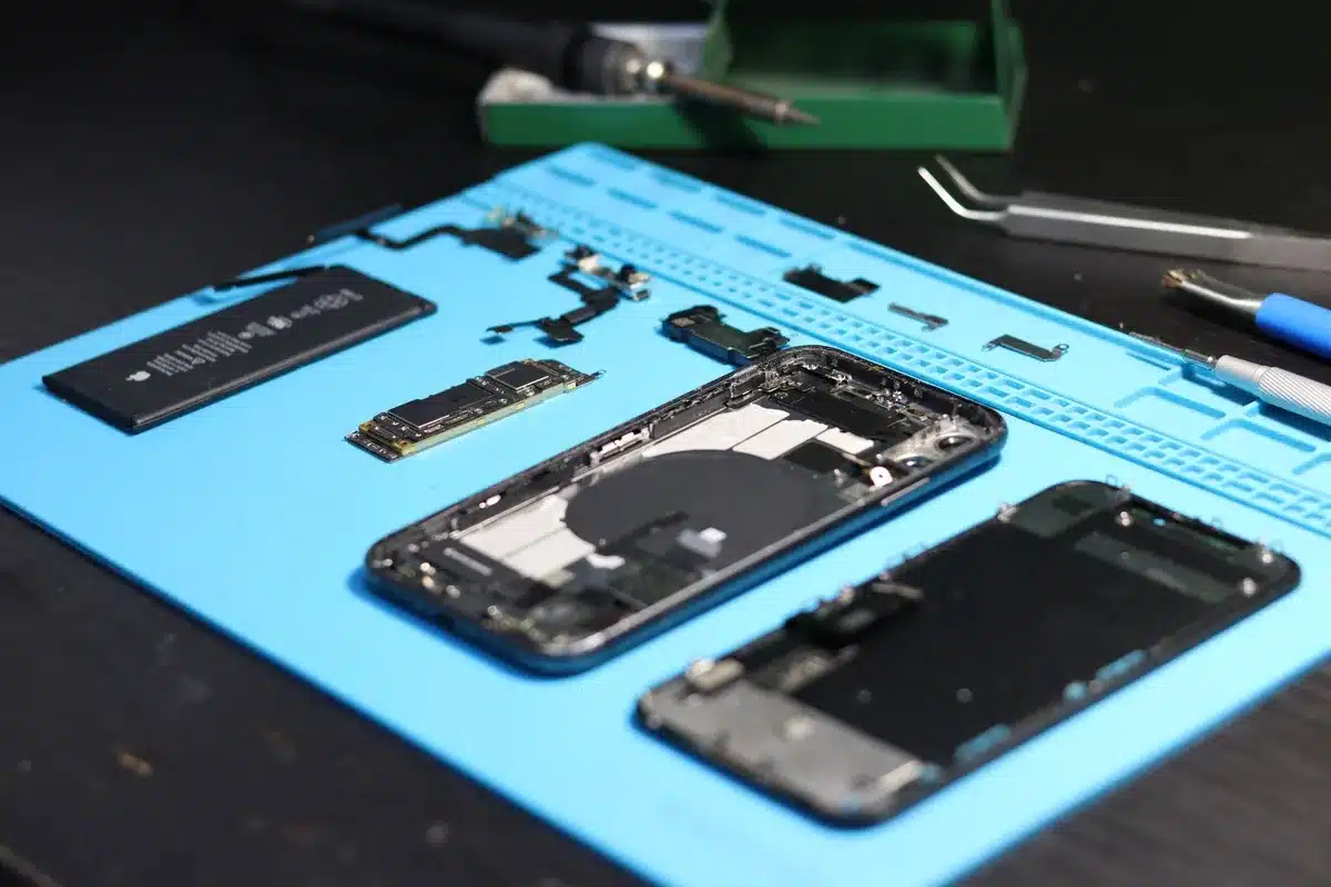 Componenti smartphone facilmente sostituibili e ricambi originali