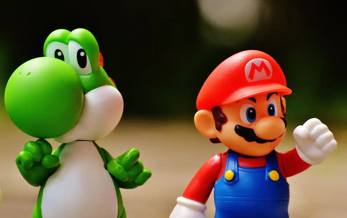 Statuine Funko Pop di personaggi videoludici su una mensola