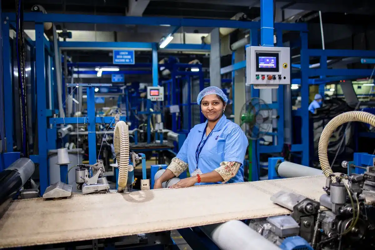 Lavoratore che segue una formazione professionale davanti a uno schermo di computer
