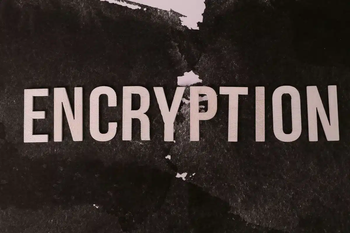Icona di un microfono con scudo di protezione, simbolo di privacy e sicurezza dei dati