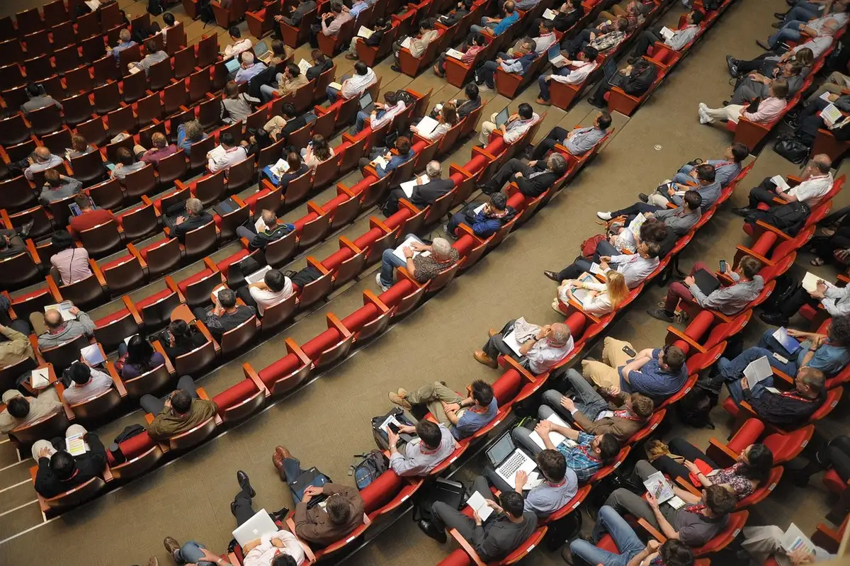 Schermo con sottotitoli in diretta durante una conferenza o evento live