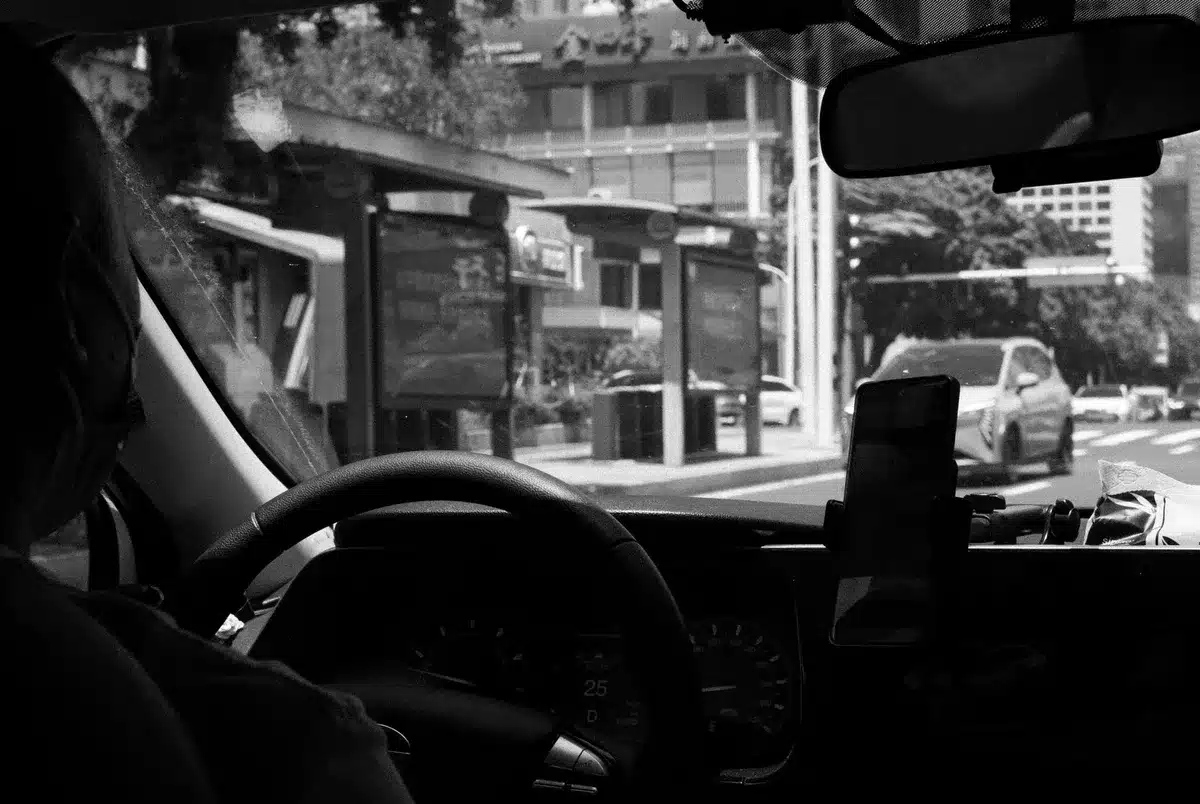 Conducente che consulta una mappa tridimensionale durante la guida in citt&agrave;