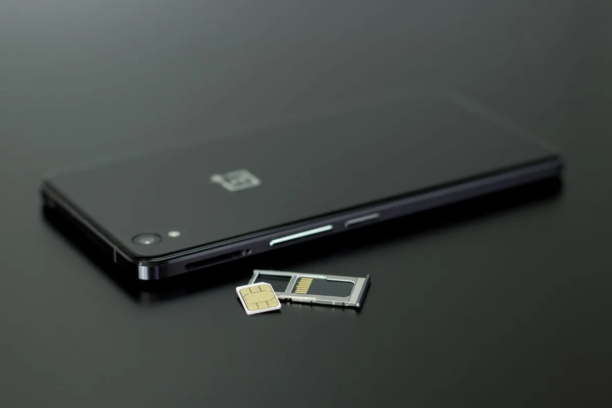 Schermo di impostazioni Android che mostra le opzioni di svuotamento cache e memoria dell'app.