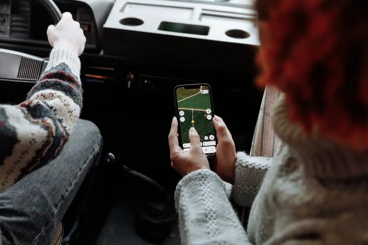 Persona che utilizza Google Maps su smartphone durante un viaggio per la navigazione.
