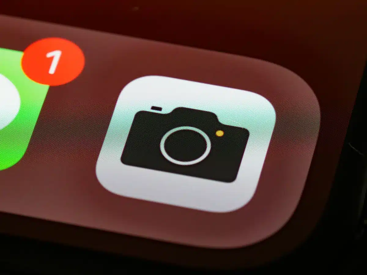 Anello LED RGB intorno al modulo fotocamera per notifiche luminose personalizzate