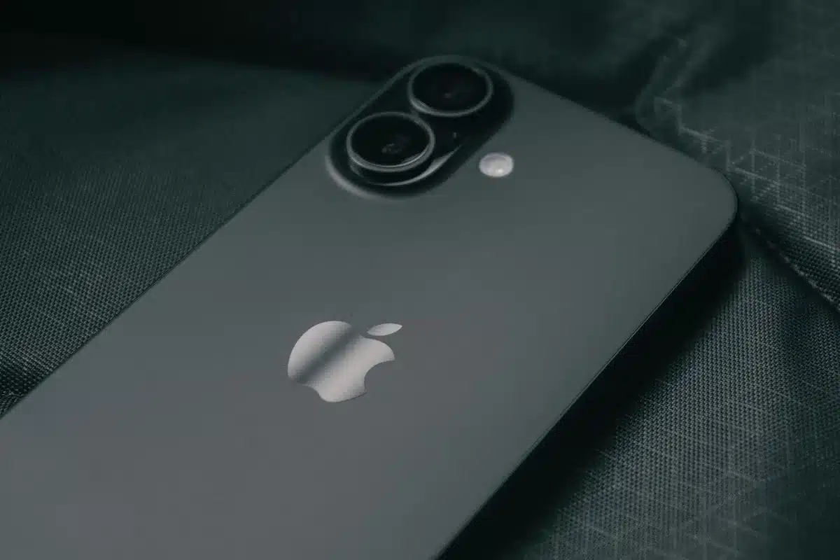 Dettaglio della finitura opaca di uno smartphone con superficie matte nera e cornice laterale