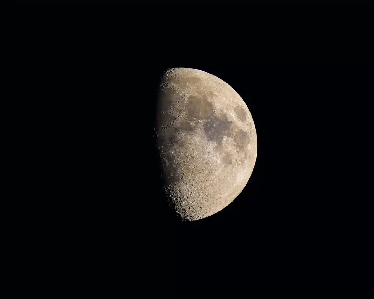 Fotografia della luna catturata con zoom potente, dettagli nitidi e colori naturali