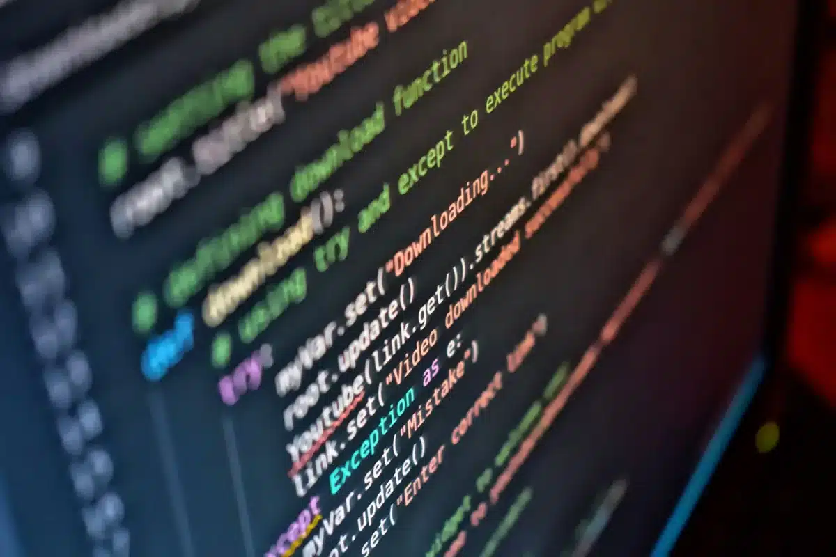 Sviluppatore durante una sessione di debug e prototipazione con interazioni rapide con l'IA