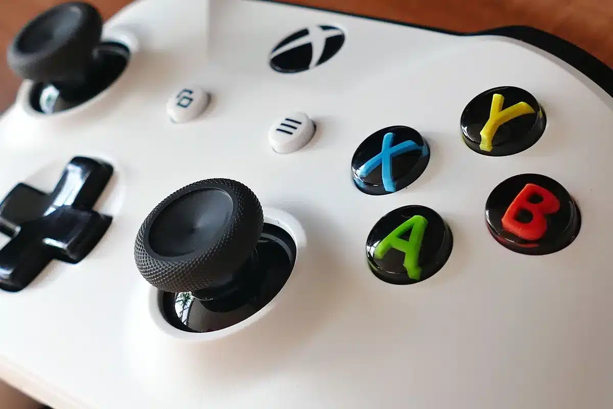 Controller di PlayStation 5 e Xbox Series X affiancati per confronto