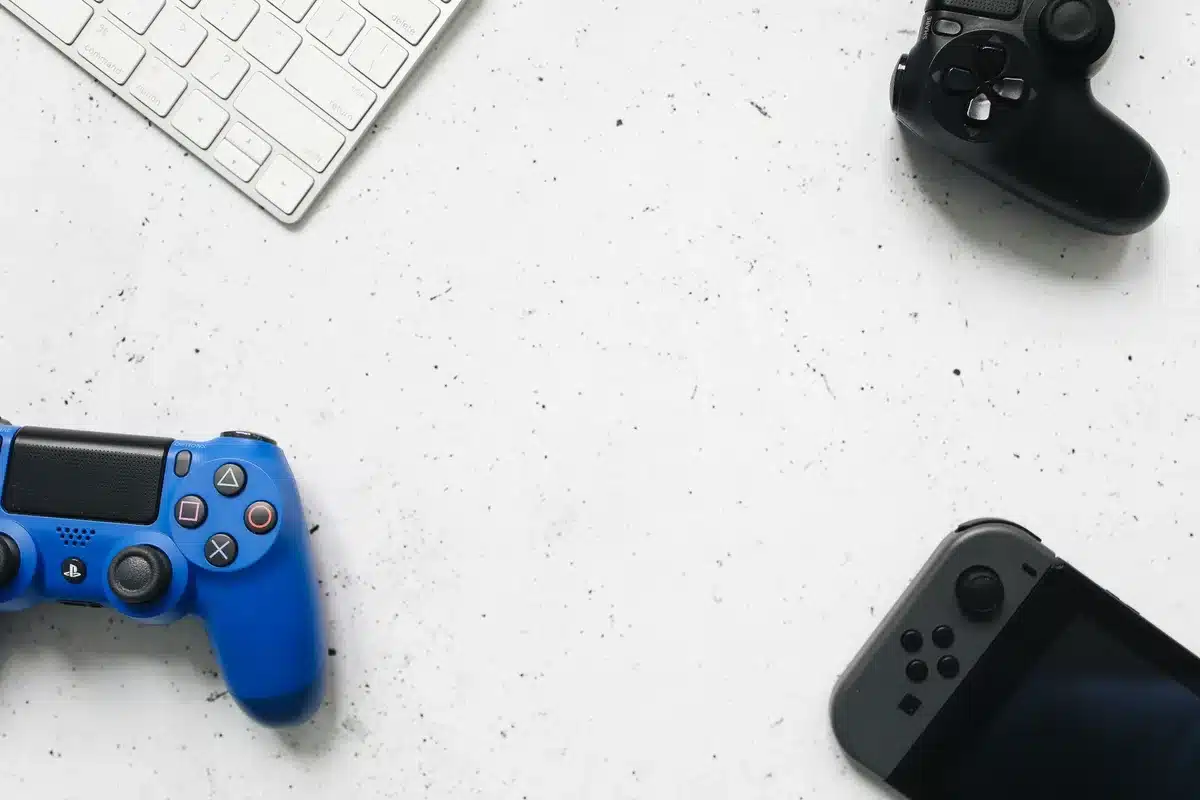 Schermo che mostra grafici di vendite in crescita con controller di console da gioco e monete digitali
