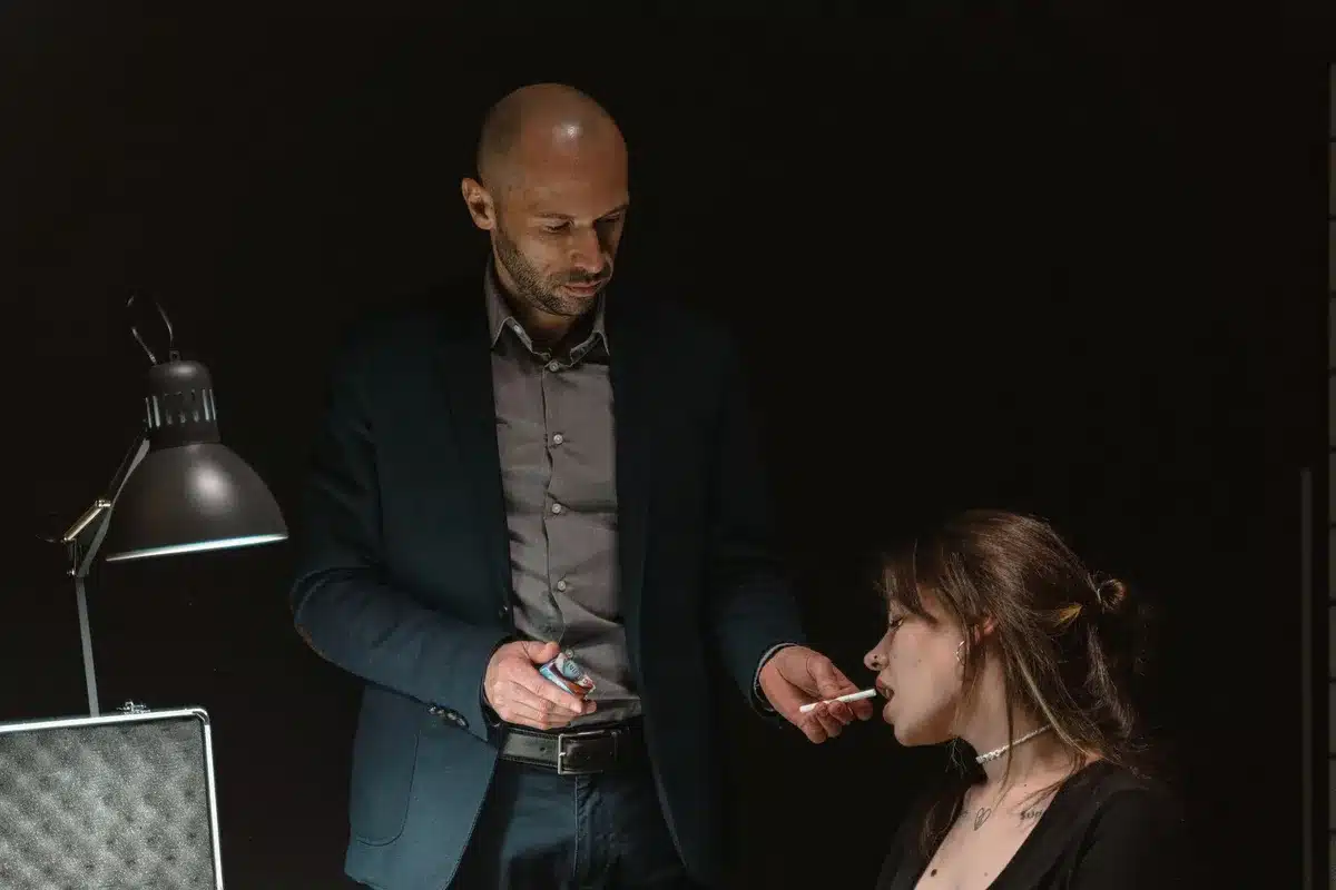 Scena di conflitto morale in stile noir contemporaneo con personaggi in dialogo intenso