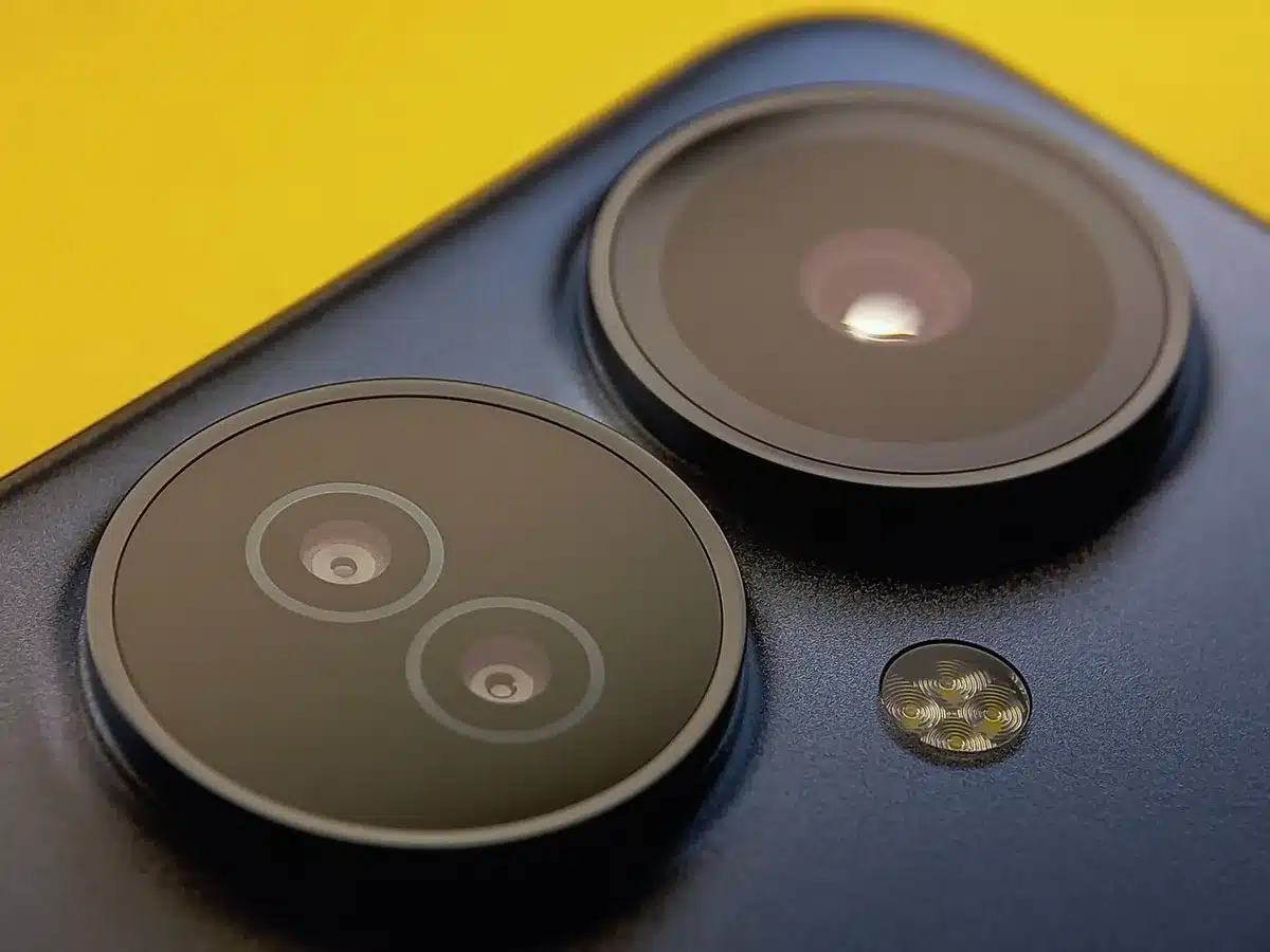 Sensore fotocamera da 200 megapixel con apertura f/1.6 per riprese professionali