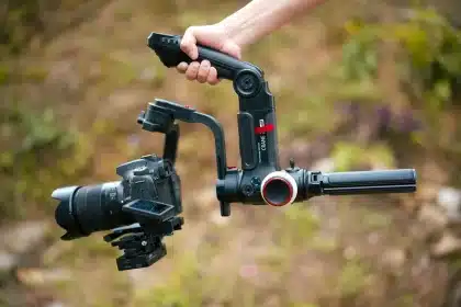 Smartphone con gimbal meccanico compatto su supporto per riprese video professionali