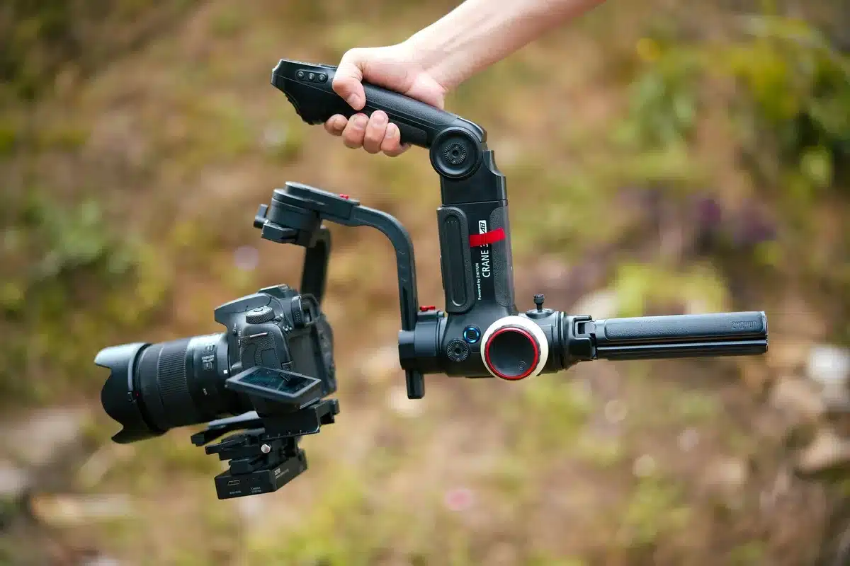 Smartphone con gimbal meccanico compatto su supporto per riprese video professionali
