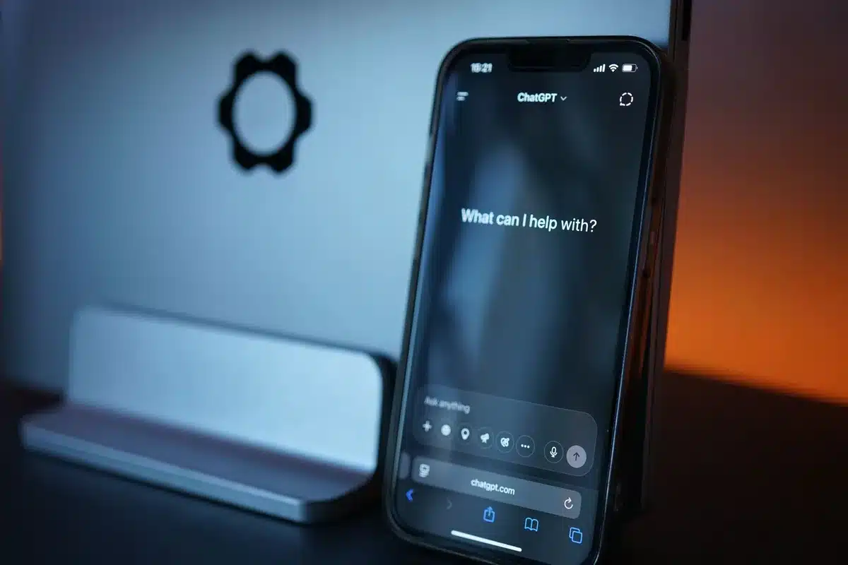 Assistente IA che interagisce sullo schermo di uno smartphone con puntatori interattivi