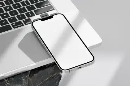 Schermo di smartphone che mostra un'interfaccia con effetto vetro e rifrazione luminosa