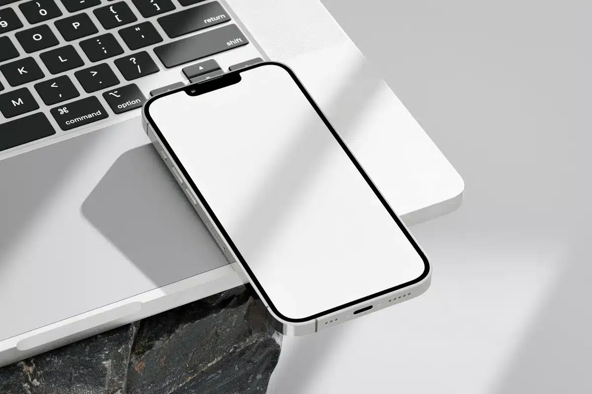 Schermo di smartphone che mostra un'interfaccia con effetto vetro e rifrazione luminosa