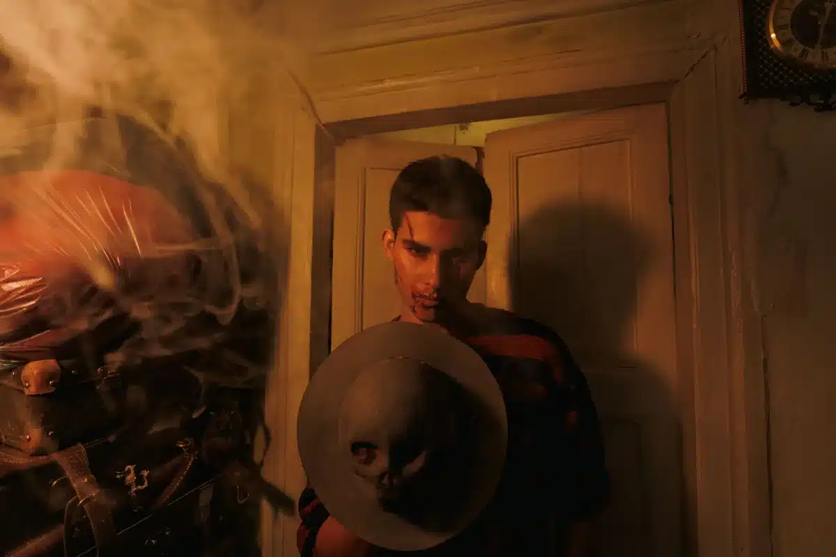 Fotogramma dal trailer che mostra l'atmosfera inquietante del film con contrasti tra luce e ombra