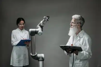 Schermo di computer con codice e algoritmi di intelligenza artificiale illuminati in ufficio tecnologico moderno